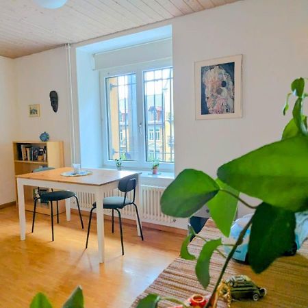 チューリッヒUrban Retreat - Cozy Studio With Private Patioアパートメント エクステリア 写真