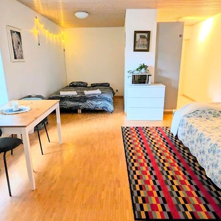 チューリッヒUrban Retreat - Cozy Studio With Private Patioアパートメント エクステリア 写真